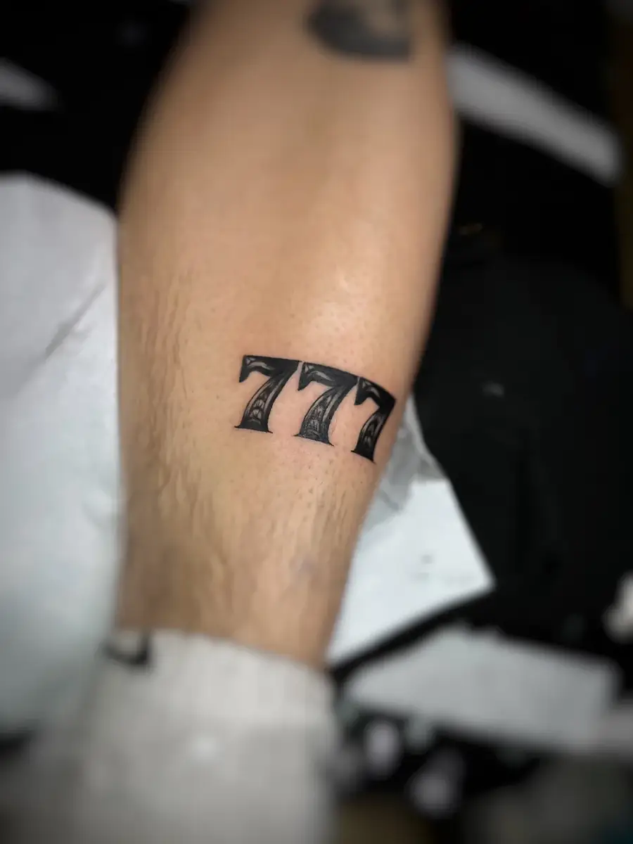 777 — ramię